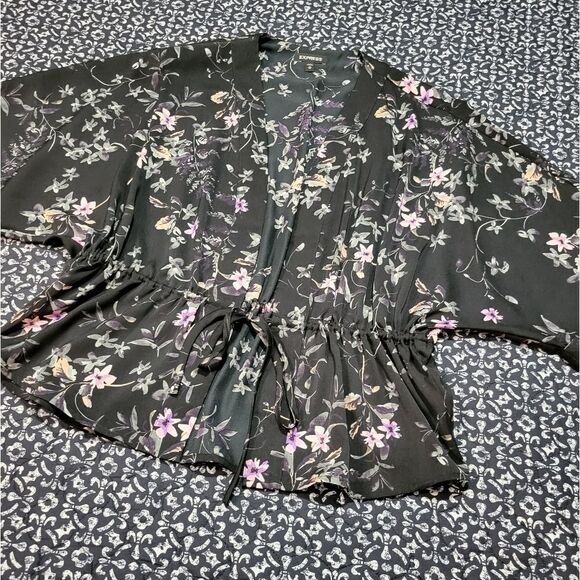 NWOT Express Black & Pink Floral Tie Waist Wrap Kimono Chic Classy Dressy Blouse - Picture 2 of 6